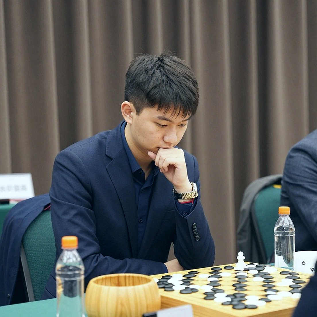 FIDE सर्वे: चार में से तीन महिला शतरंज खिलाड़ी पक्षपात या उत्पीड़न बताती हैं, पर नमूना और तारीख़ अघोषित